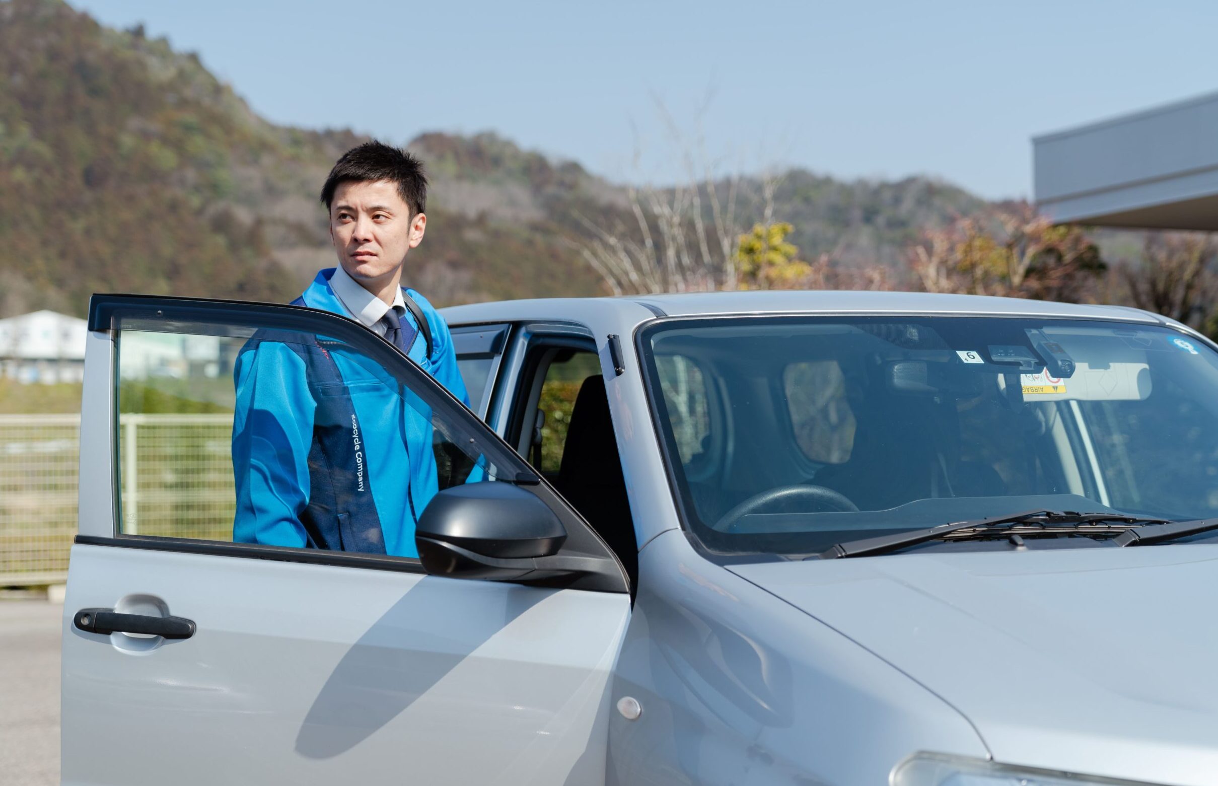 車に乗り込む様子