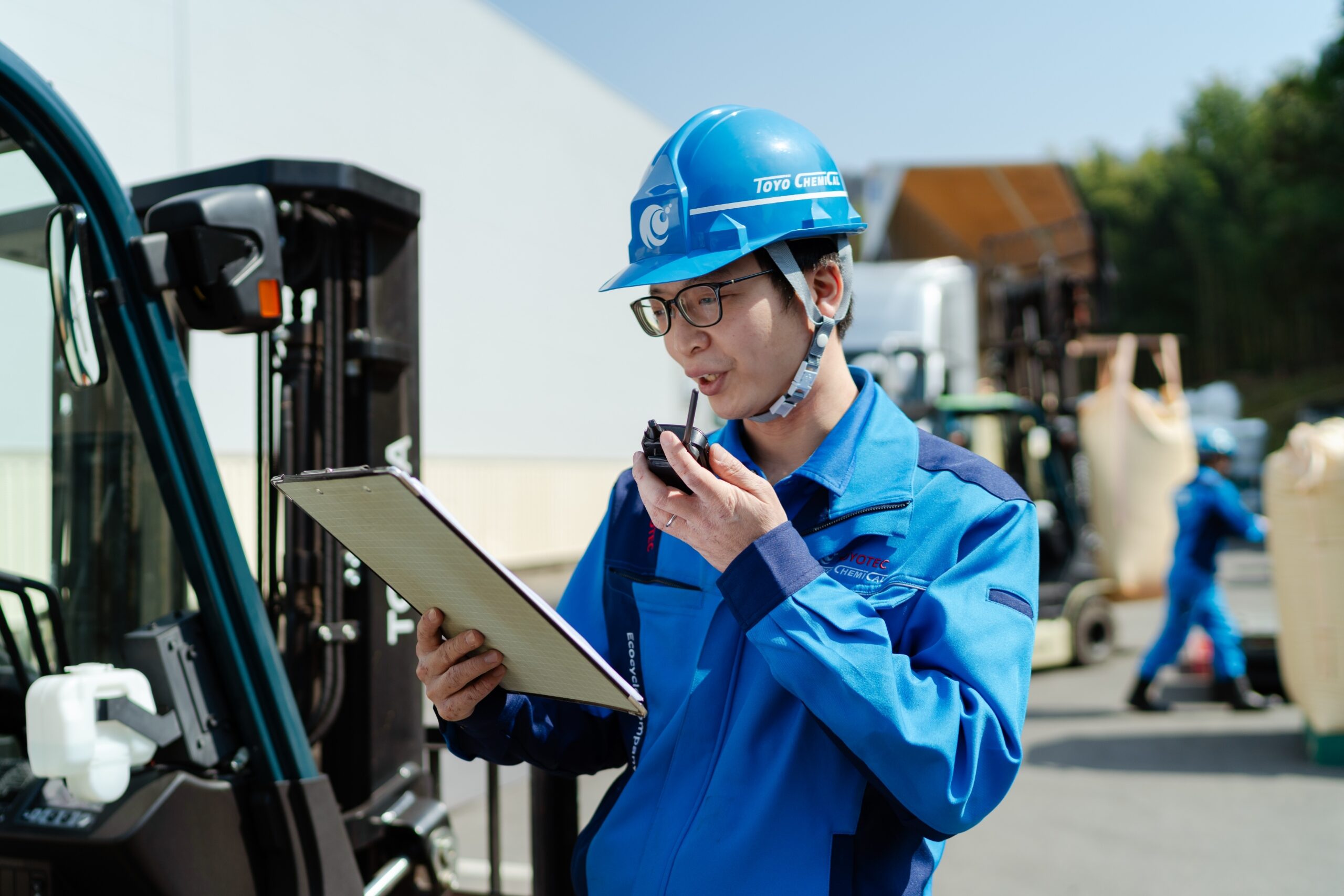 無線機で連絡を取る様子