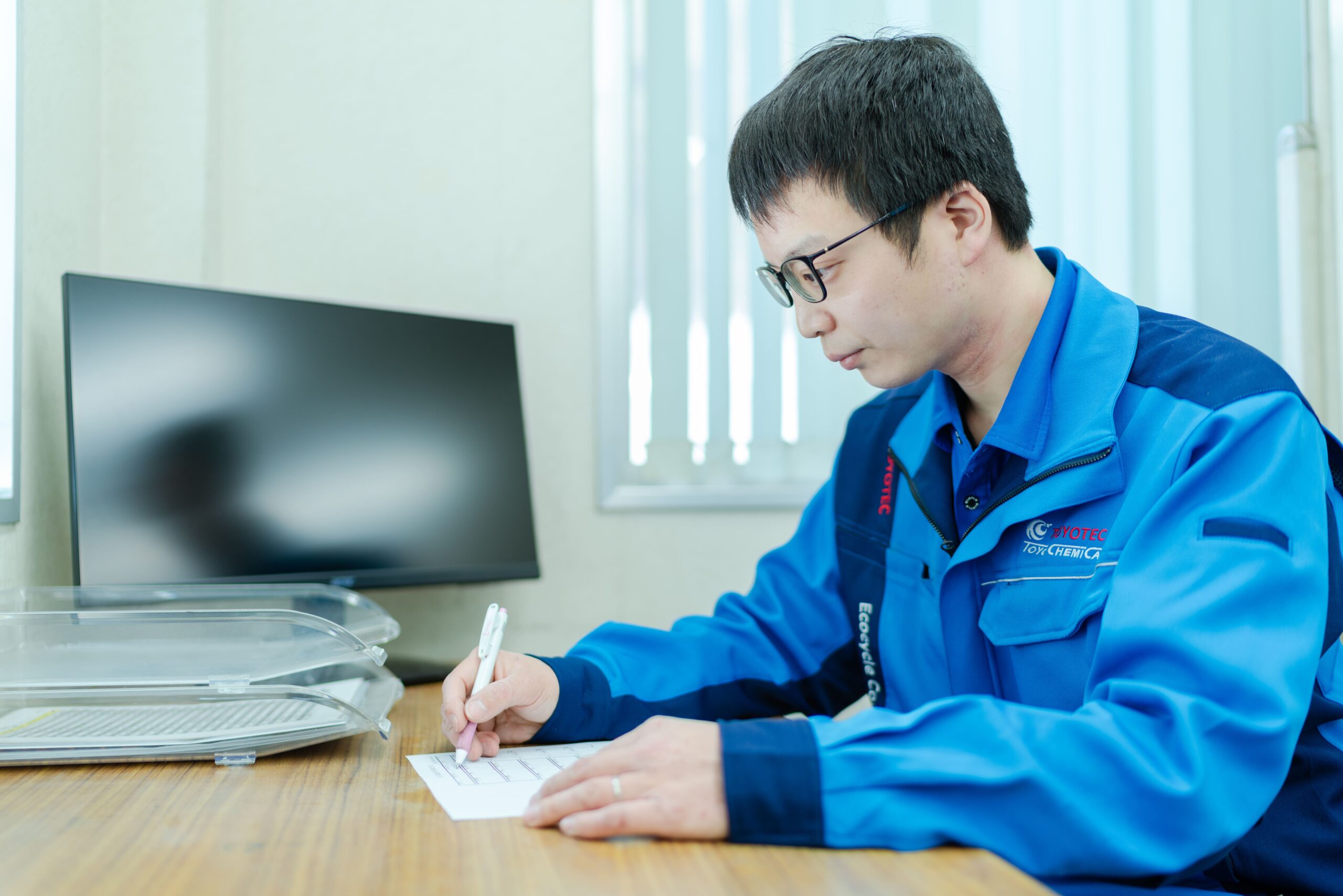 業務報告を書いている様子