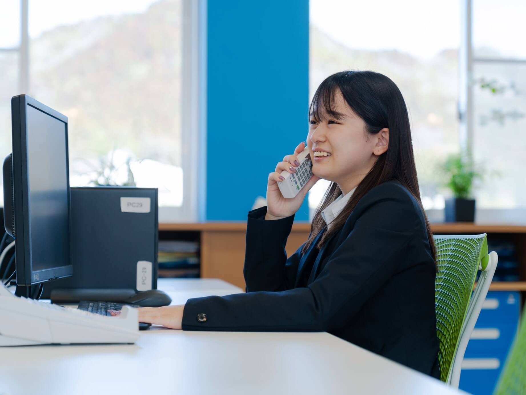 電話で顧客対応を行う女性スタッフ
