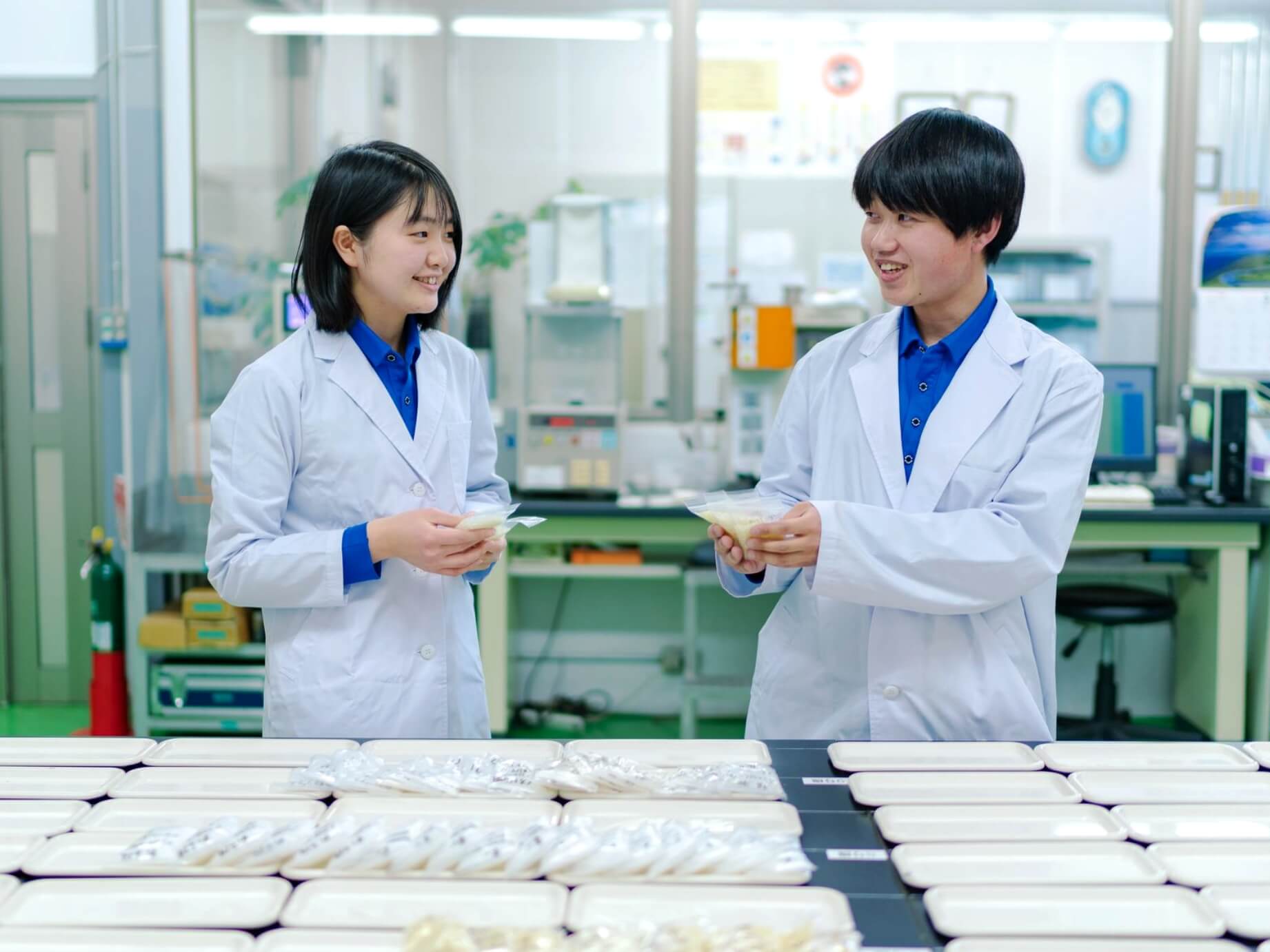 研究室でディスカッションする作業員たち