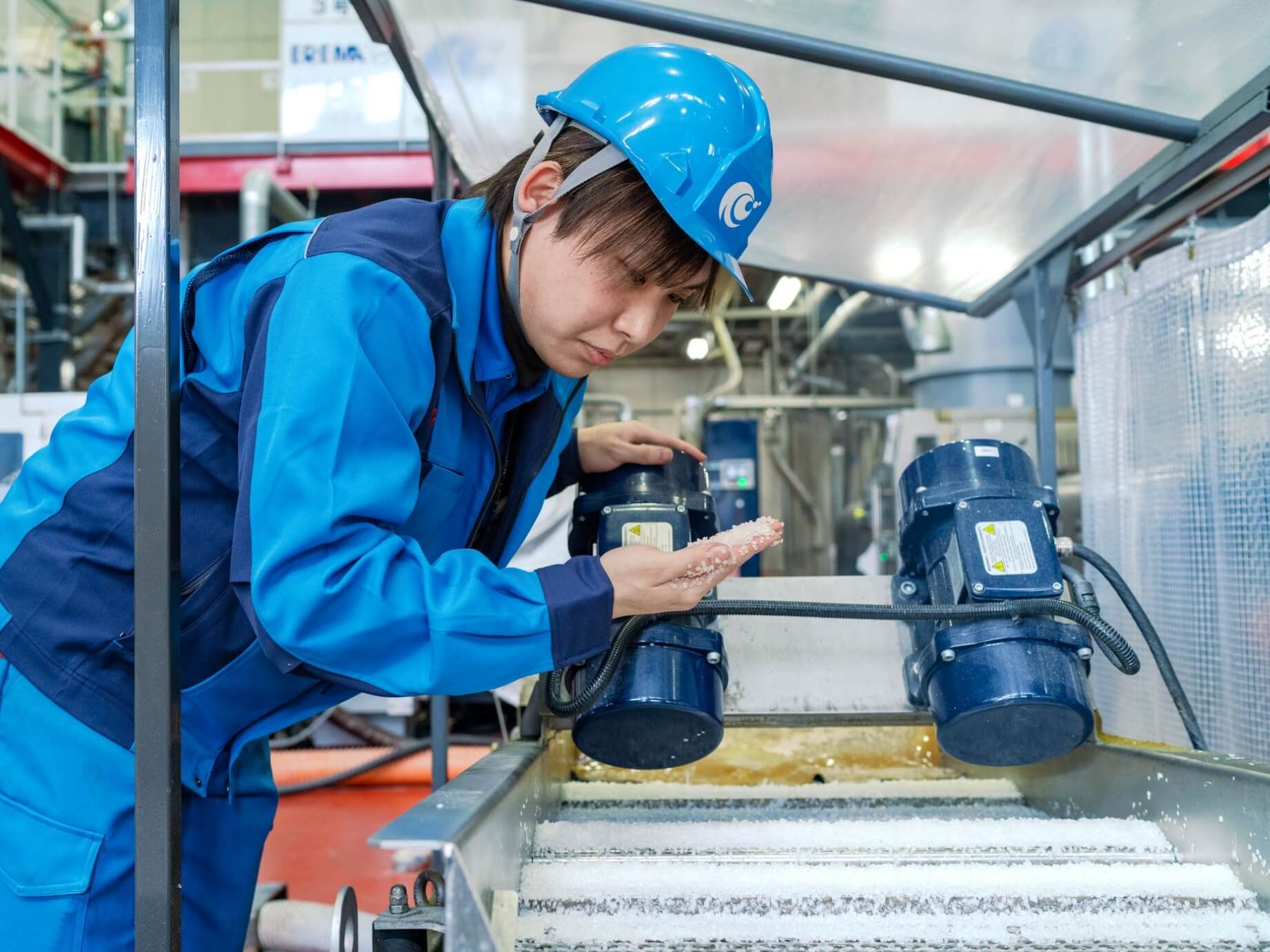 工場で作業する作業員