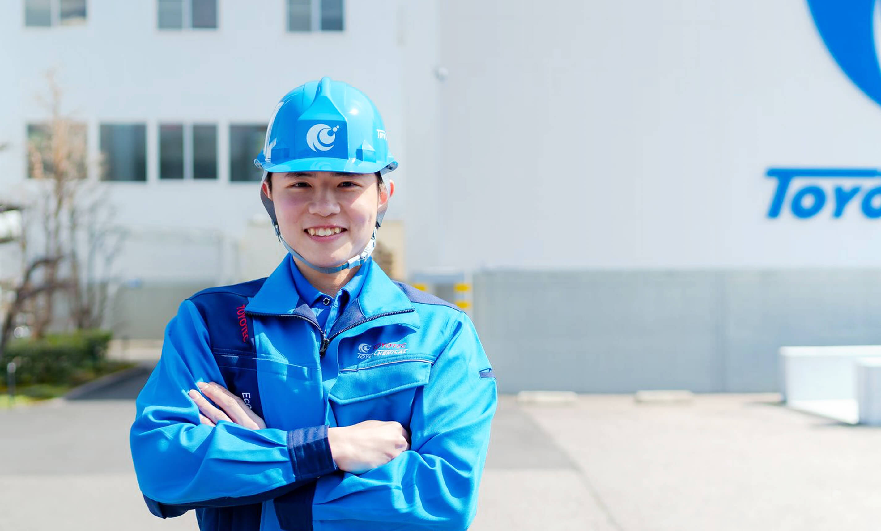 腕組みをする男性