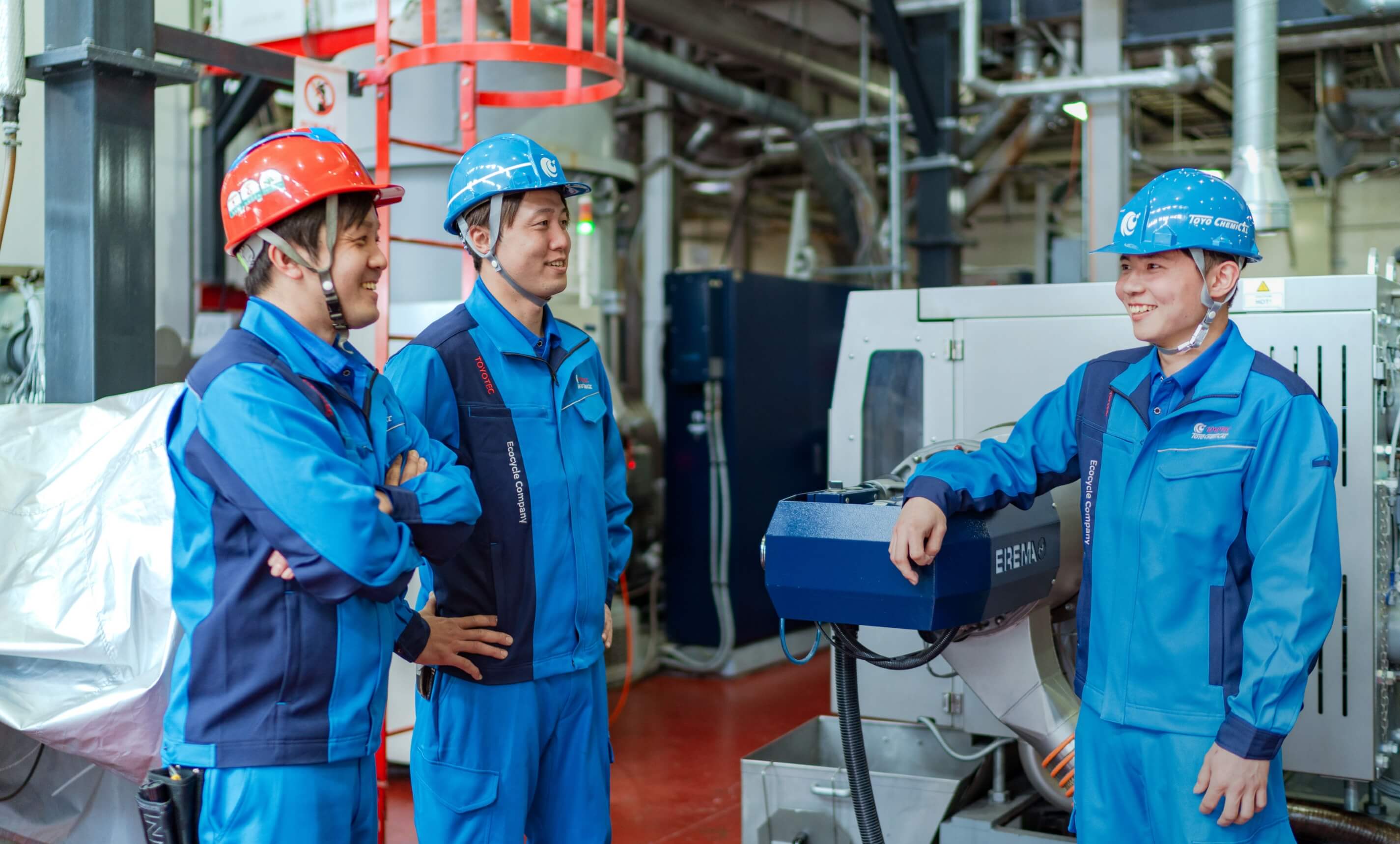 工場にて談笑する作業員