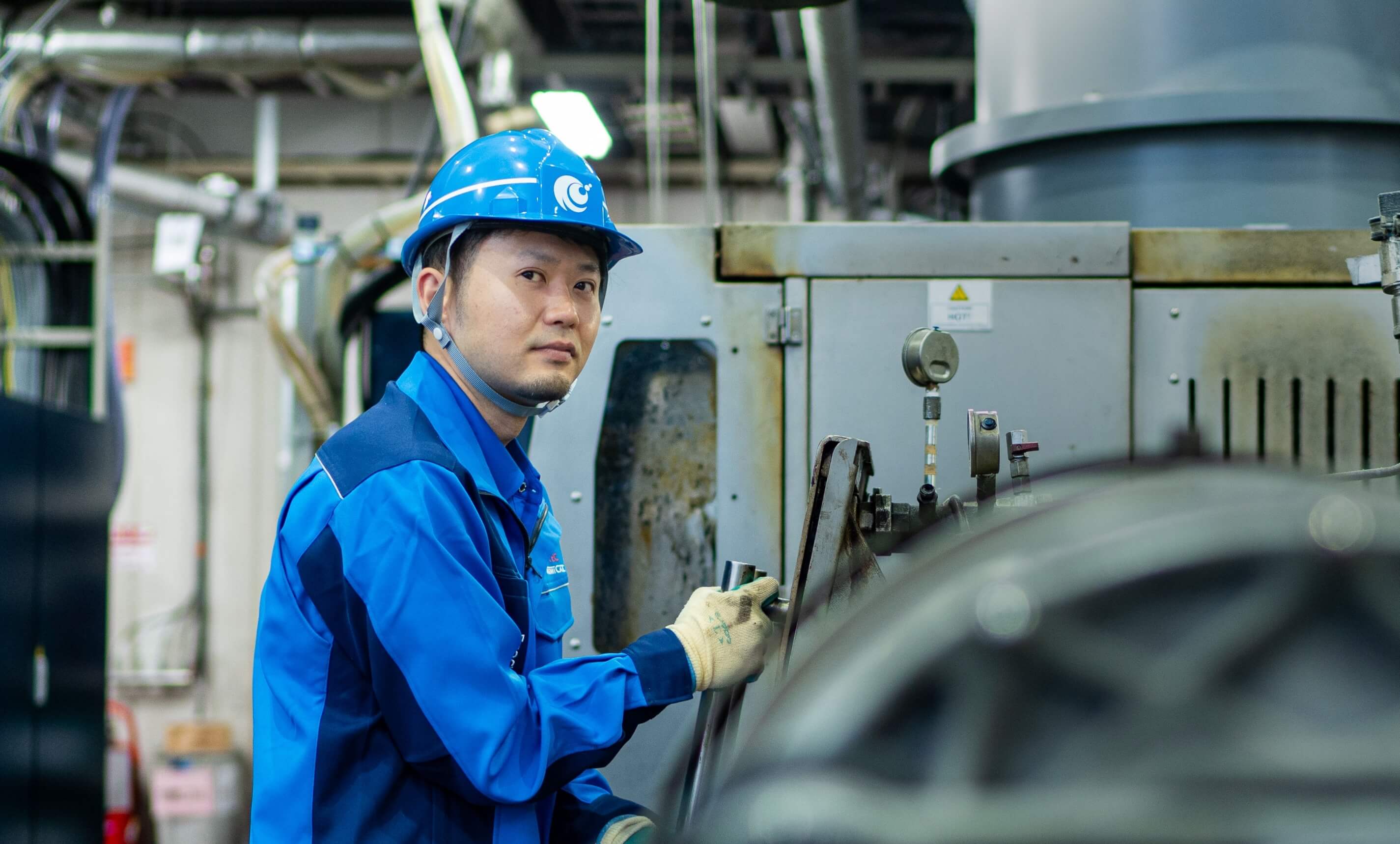 工場にて作業する男性