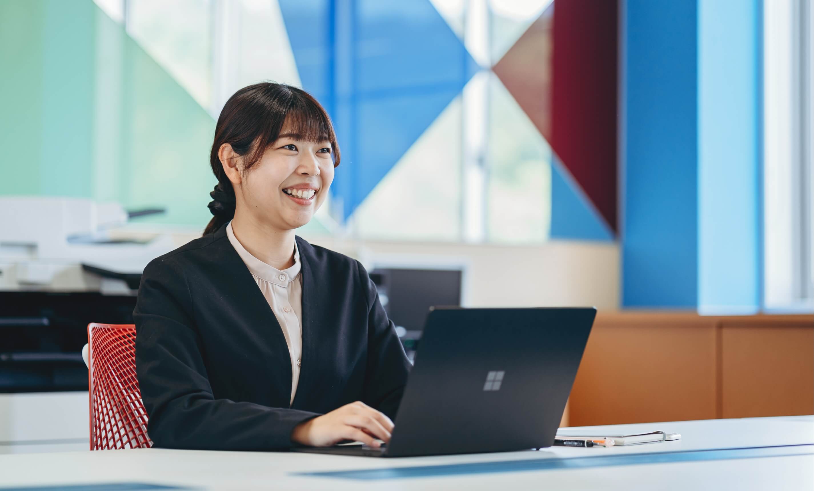 工場にて確認作業をする男性