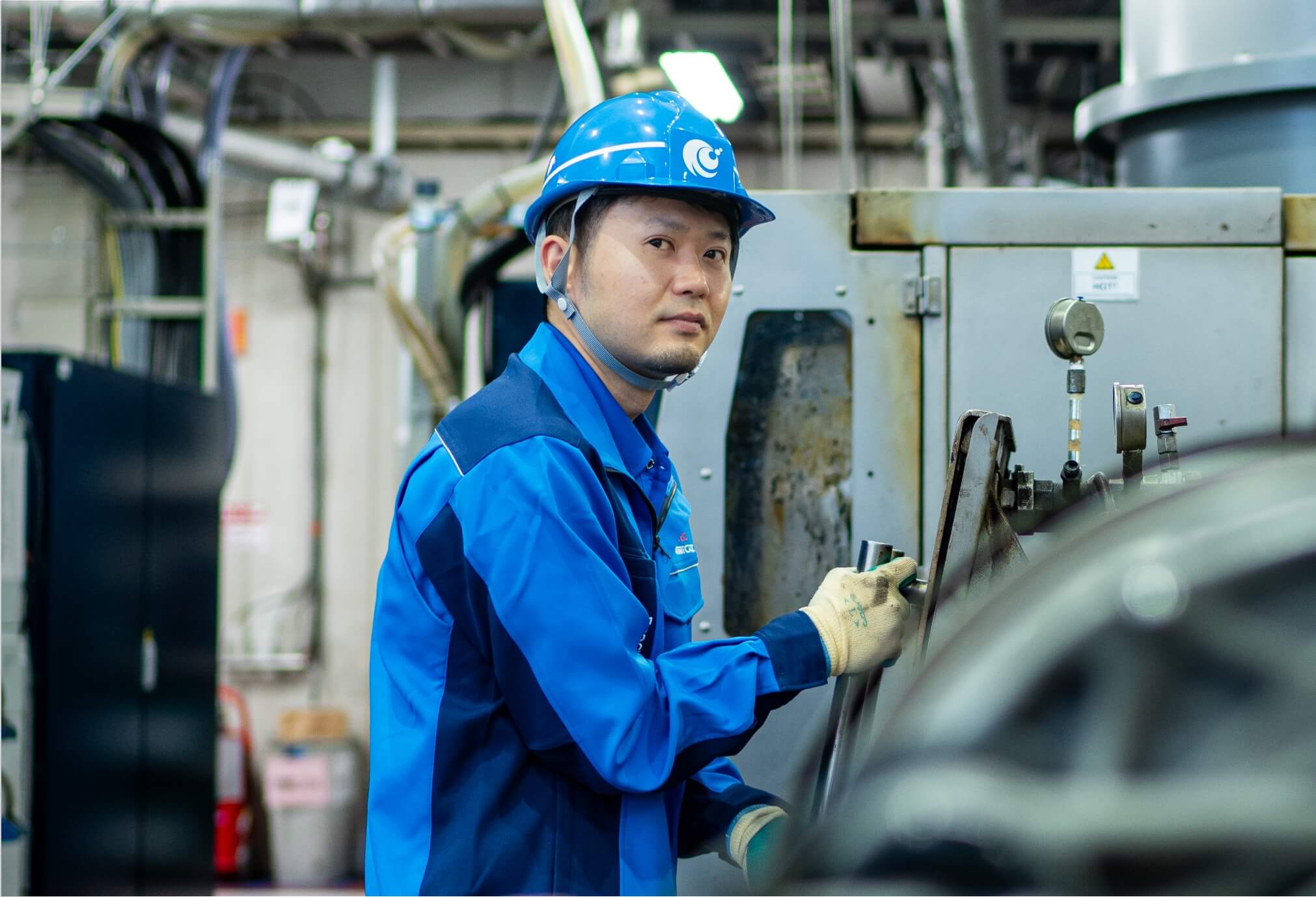 製品をチェックする男性