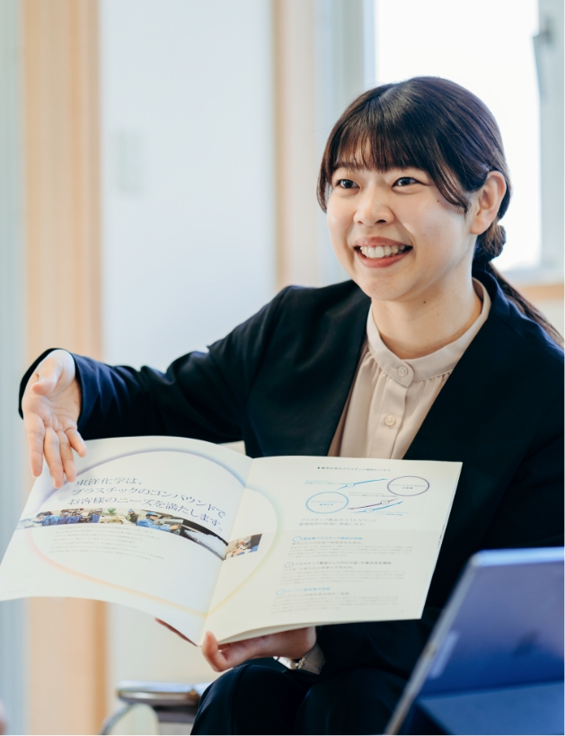 資料を用いて説明をする女性