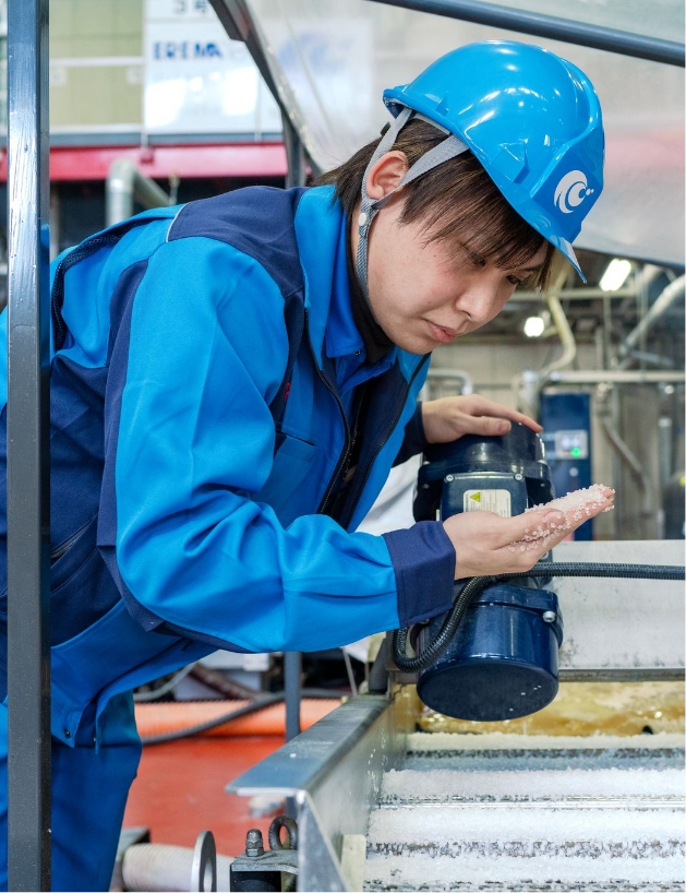 工場にて製品のチェックをする男性