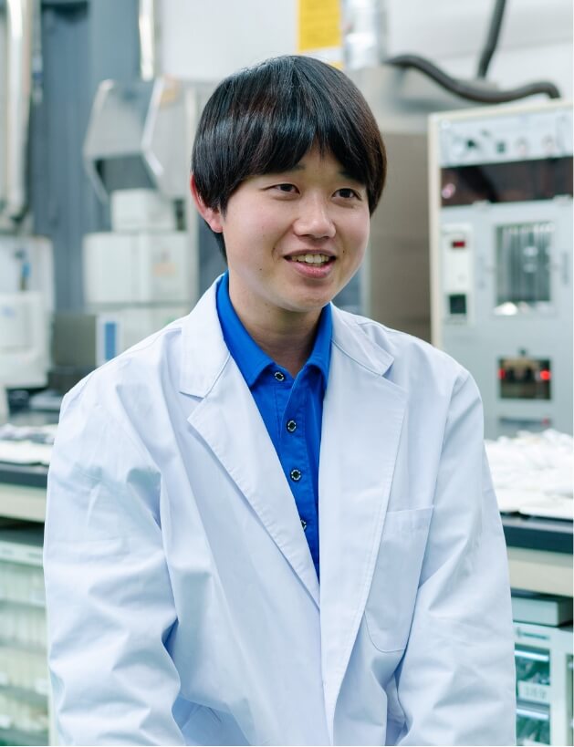 インタビューを受ける男性